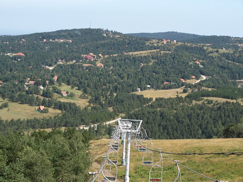 Pogled na zelene padine i kuće na Divčibarama